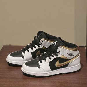 Amazing condition Jordon 1 Mid Sneakers